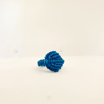 L'artiste Fabienne Badey alais Ma P'tite Bohème Occitane propose des bagues, des bracelets, des colliers, des boucles d'oreilles et des broches fait de fils brésilien en micro-macramé à la galerie Vue sur Cours de Narbonne en Occitanie