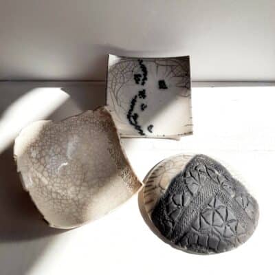 La créatrice Renate Fritz propose ses poterie en raku et ses galets inspirants et motivants, à la galerie Vue sur Cours de Narbonne en Occitanie
