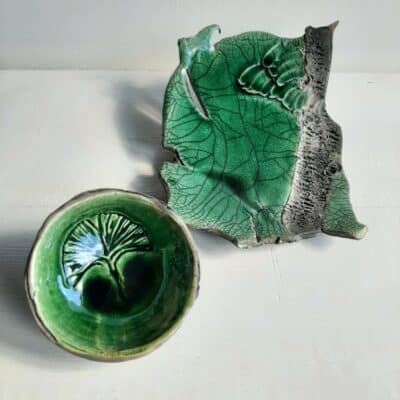 La créatrice Renate Fritz propose ses poterie en raku et ses galets inspirants et motivants, à la galerie Vue sur Cours de Narbonne en Occitanie