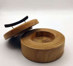 Le créateur Philippe Roca, tourneur sur bois, propose ses sculptures, ses boites et ses vases, à la galerie Vue sur Cours de Narbonne en Occitanie