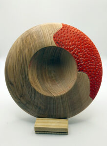 Le créateur Philippe Roca, tourneur sur bois, propose ses sculptures, ses boites et ses vases, à la galerie Vue sur Cours de Narbonne en Occitanie