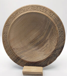 Le créateur Philippe Roca, tourneur sur bois, propose ses sculptures, ses boites et ses vases, à la galerie Vue sur Cours de Narbonne en Occitanie