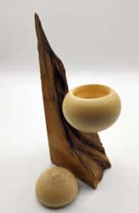 Le créateur Philippe Roca, tourneur sur bois, propose ses sculptures, ses boites et ses vases, à la galerie Vue sur Cours de Narbonne en Occitanie