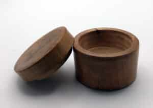 Le créateur Philippe Roca, tourneur sur bois, propose ses sculptures, ses boites et ses vases, à la galerie Vue sur Cours de Narbonne en Occitanie