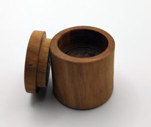 Le créateur Philippe Roca, tourneur sur bois, propose ses sculptures, ses boites et ses vases, à la galerie Vue sur Cours de Narbonne en Occitanie