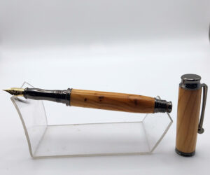 Le créateur Philippe Roca, tourneur sur bois, propose ses sculptures, ses boites et ses vases, à la galerie Vue sur Cours de Narbonne en Occitanie