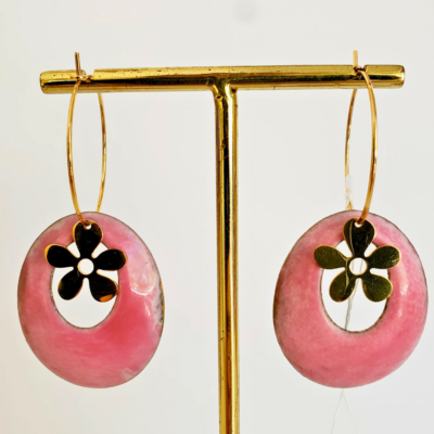 La créatricee, Patricia Julia, alias Pat l'émailleuse propose ses bijoux, boucles d'oreilles, collier en émail, à la galerie Vue sur Cours de Narbonne en Occitanie