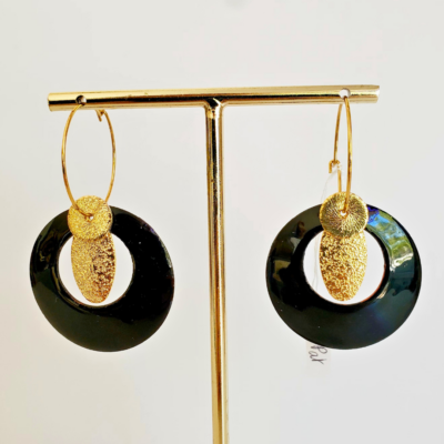 La créatricee, Patricia Julia, alias Pat l'émailleuse propose ses bijoux, boucles d'oreilles, collier en émail, à la galerie Vue sur Cours de Narbonne en Occitanie